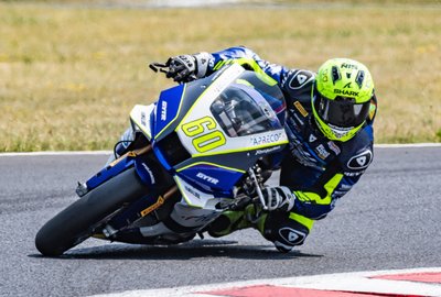 Motorradrennfahrer Dirk Geiger wird von der NIS gesponsert